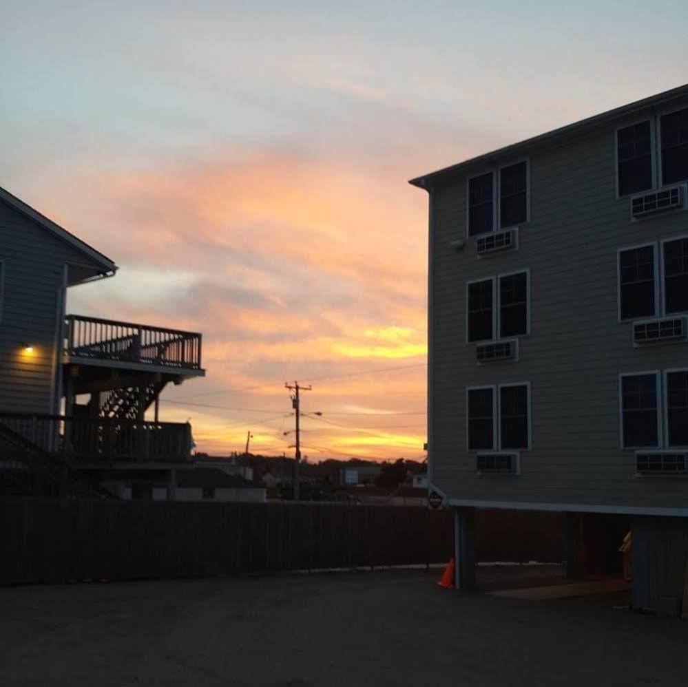 Misquamicut Beach Front Inn Westerly Exterior photo
